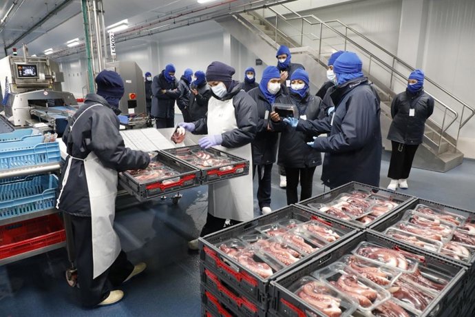 La conselleira do Mar, Marta Villaverde, visita el centro frigorífico conservero que el Grupo Profand tiene en Vilagarcía de Arousa