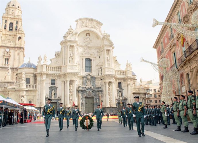 Momento del acto de entrega de la enseña nacional, en su modalidad de bandera, a la Zona de la Guardia Civil de la Región