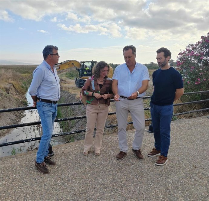 La teniente de alcaldesa de Medio Rural en el Ayuntamiento de Jerez de la Frontera (Cádiz), Susana Sánchez, en una visita a cauces de arroyos de la zona rural.