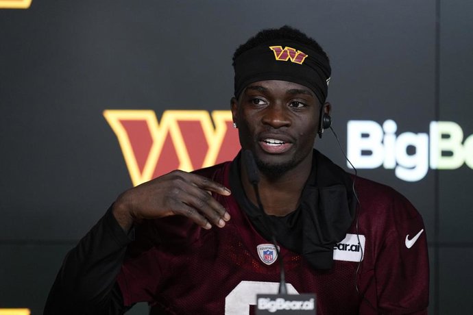 El jugador de los Washington Commanders Mike Sainristil durante la rueda de prensa. 