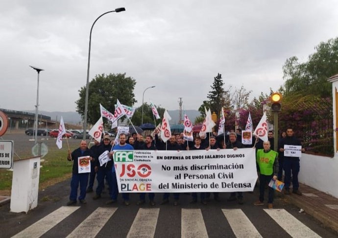Imagen de la concentración por el personal civil de Defensa en Córdoba.