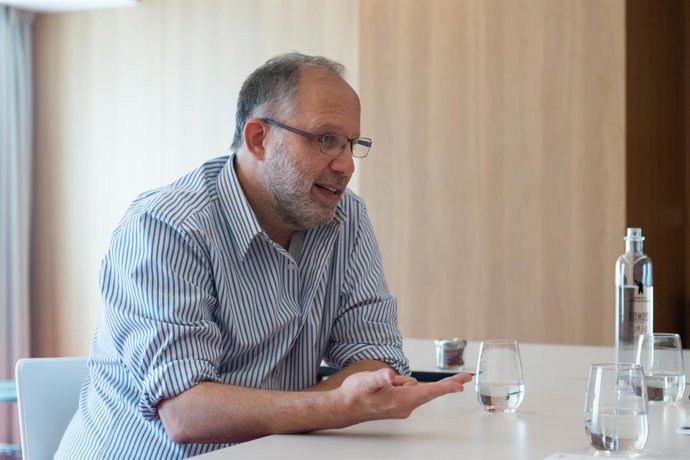 Archivo - El director de cine  estadounidense Ira Sachs durante una entrevista por su película 'Passages', en el Hotel Barceló Torre, a 24 de julio de 2023, en Madrid (España). 'Passages' es la próxima película dramática romántica francesa dirigida por Ir
