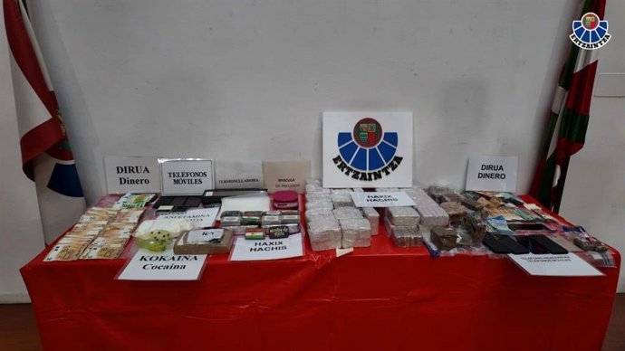 Material incautado a los dos detenidos por tráfico de drogas en Santurtzi y Abanto-Zierbena.