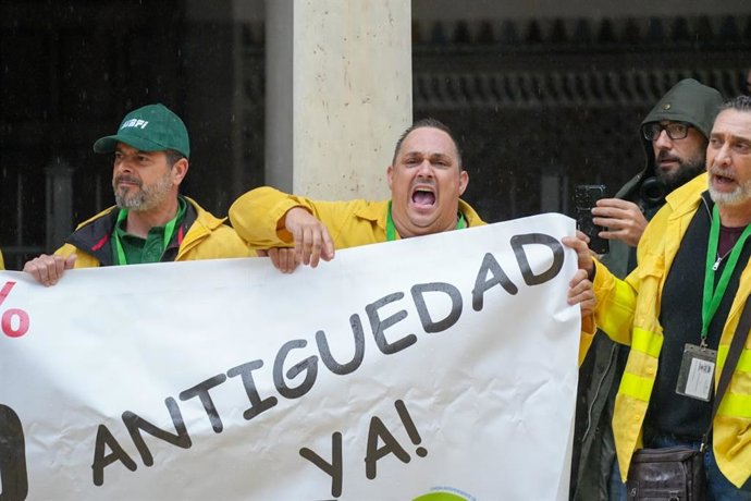 Imagen de este jueves de la protesta de los bomberos forestales, que se ha colado en el interior del Parlamento.