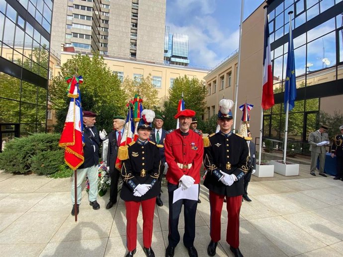 El Jefe de Unidad de la Jefatura de Coordinación de Ciberseguridad de la Ertzaintza, Aitor Ercilla Villabona, recibe la medalla de la Defense Nationale.