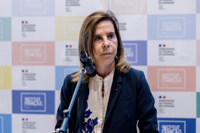 A embaixadora da França na Espanha, Kareen Rispal, durante uma cerimônia em memória dos ataques de Paris há dez anos na embaixada da França, em 13 de novembro de 2025, em Madri (Espanha). A França comemora nesta quinta-feira o décimo aniversário dos ataqu