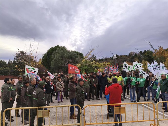 Protesta de los agentes medioambientales frente a las Cortes de Castilla y León.