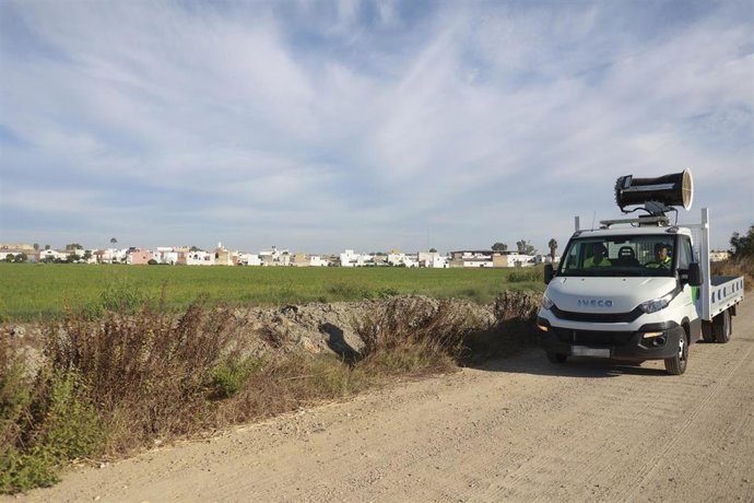 Archivo - Un nebulizador de amplio espectro interviene en la campaña para el tratamiento contra los mosquitos que propagan el Virus del Nilo Occidental (VNO) sobre un arrozal. Imagen de archivo.