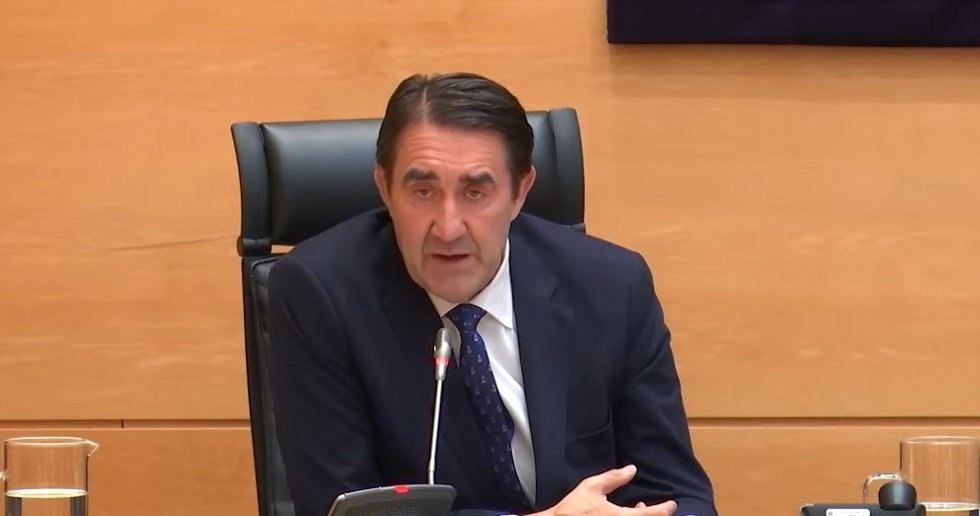 El consejero de Medio Ambiente, Vivienda y Ordenación del Territorio, Juan Carlos Suárez-Quiñones, durante su comparecencia en las Cortes