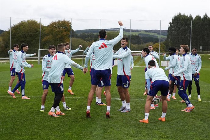 Los jugadores de la selección española sub-21 en el entrenamiento previo al partido ante San Marino.