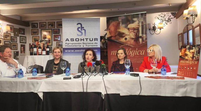 De izda a dcha, Antón, Santos, Martínez, Jiménez y García presentan la XVII Tapa Micológica de Soria