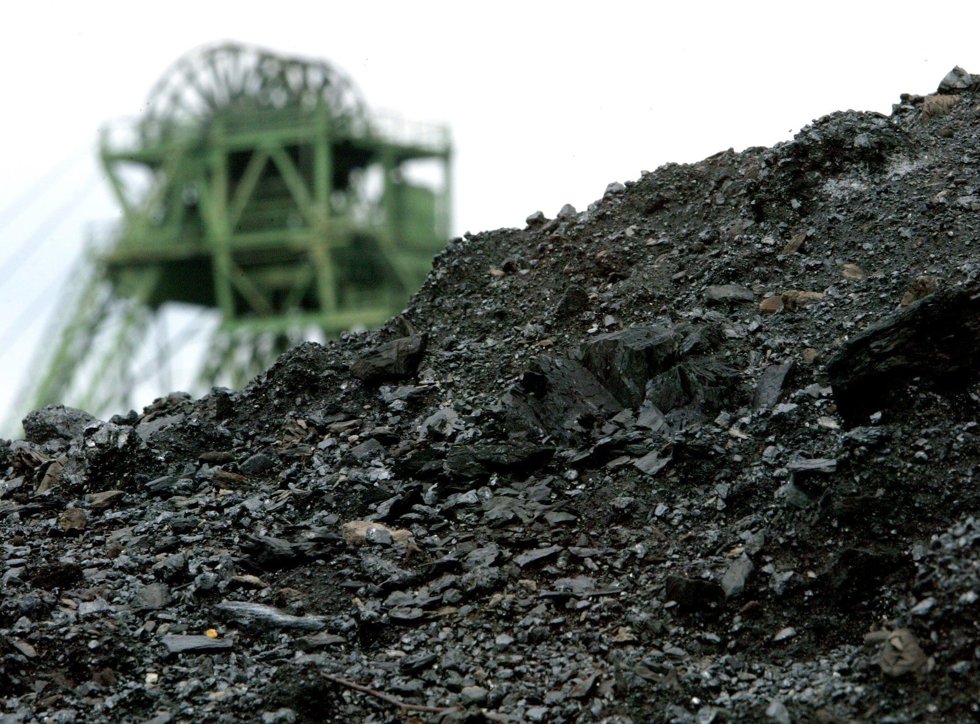 FILED - 21 May 2003, Kamp-Lintfort: A view of a pile of coal in front of the coal mine.