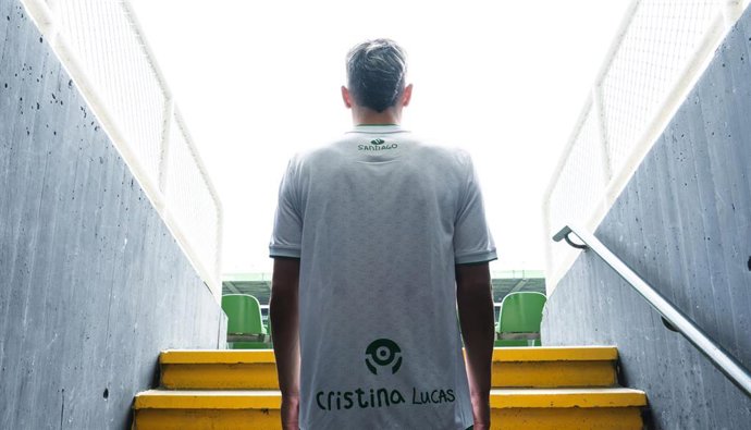 Camiseta solidaria que lucirá el Racing este sábado