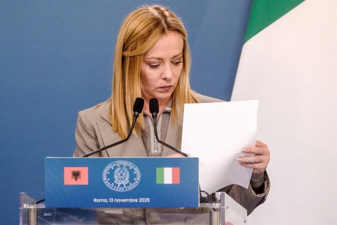 13 de novembro de 2025, Itália, Roma: A primeira-ministra italiana Giorgia Meloni participa de uma coletiva de imprensa conjunta com o primeiro-ministro albanês Edi Rama durante a cúpula intergovernamental Itália-Albânia na Villa Doria Pamphili. Foto: Mau