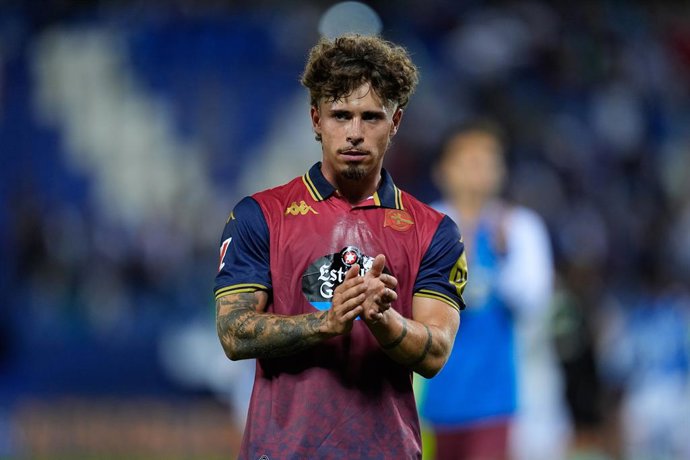 Archivo - Mario Soriano of Deportivo La Coruna greets the supporters during the Spanish league, LaLiga Hypermotion, football match played between CD Leganes and Deportivo La Coruna at Butarque stadium on September 1, 2025, in Leganes, Madrid, Spain.