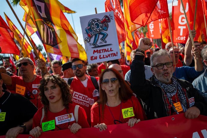 Decenas de personas durante una manifestación del sector del metal