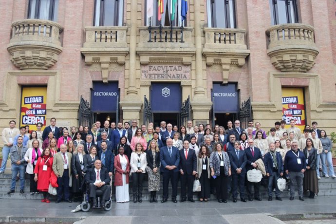 Foto de familia de autoridades y participantes en el V Congreso Cigestur.