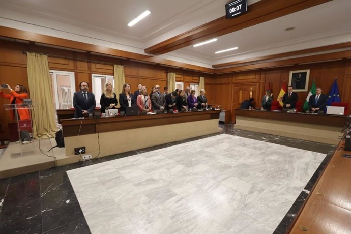 Los grupos del Ayuntamiento de Córdoba guardan un minuto de silencio en el Pleno Ordinario por la muerte de 'Fosforito'.