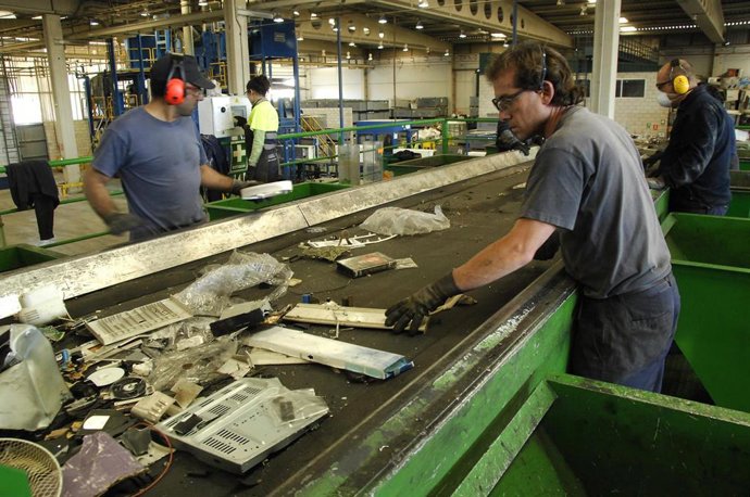 Archivo - El reciclaje de aparatos electrónicos y pilas generó 1.400 millones de euros y 8.600 empleos, según informe de Recyclia