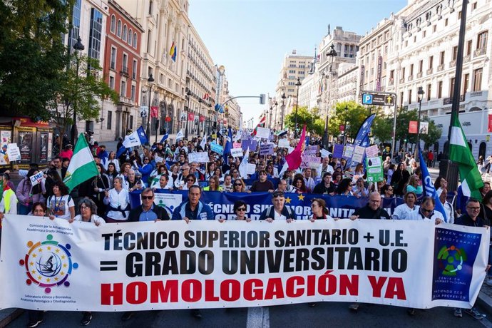 Varias personas durante una manifestación de Técnicos Superiores Sanitarios (TSS), frente al Ministerio de Sanidad, a 3 de noviembre de 2025, en Madrid (España).