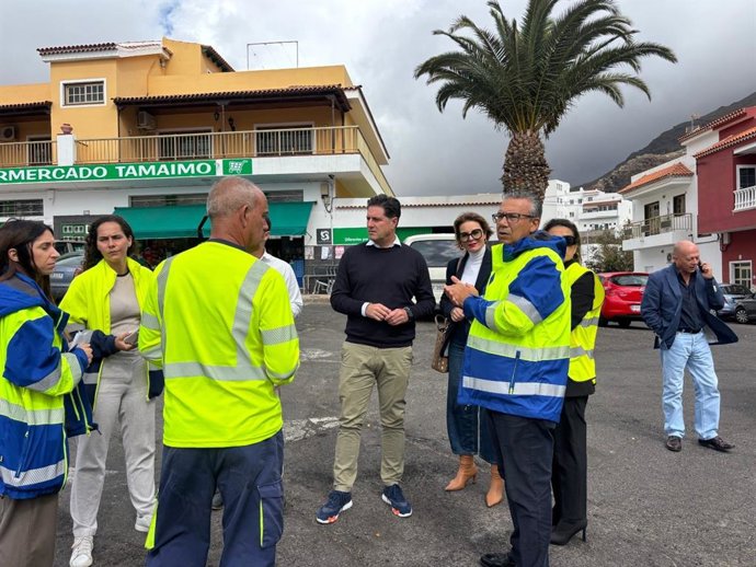 El consejero de Carreteras del Cabildo de Tenerife, Dámaso Arteaga, en una visita a las obras de rehabilitación de la TF-454