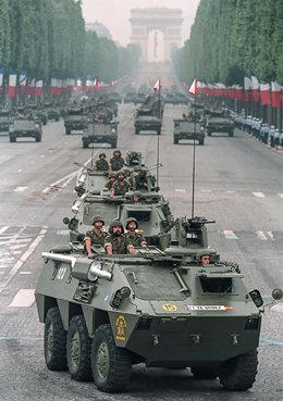 Militares de la BRI X en París (Francia), en un desfile del Eurocuerpo.