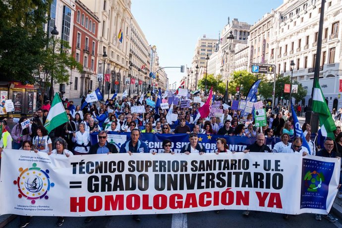 Várias pessoas durante uma manifestação de Técnicos Superiores de Saúde (TSS), em frente ao Ministério da Saúde, em 3 de novembro de 2025, em Madri (Espanha). Os Técnicos Superiores Sanitários (TSS) estão reivindicando a atualização do Estatuto Marco e a 
