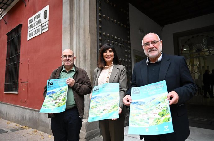 La diputada provincial de Cultura de Granada, Pilar Caracuel, flanqueada por, a su izquierda, el alcalde de Alpujarra de la Sierra, José Antonio Gómez, y el presidente de la comisión organizadora de la III Feria de Asociaciones, José Luis Campos
