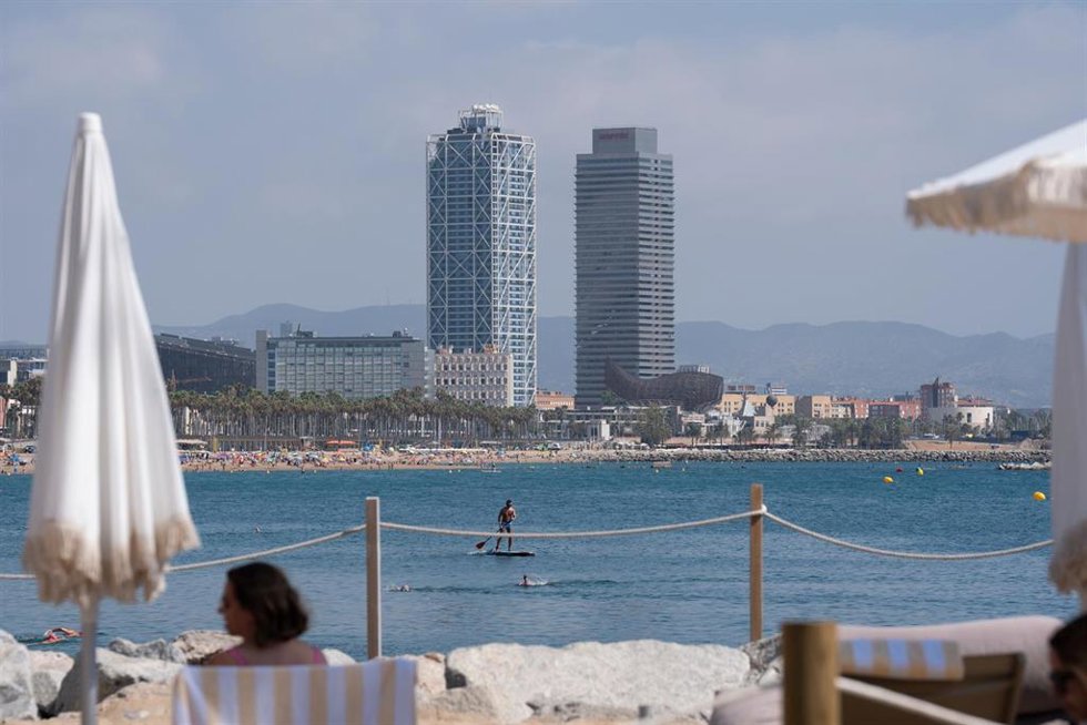 Archivo - Vista de una playa de Barcelona en las inmediaciones del Hotel W, a 5 de agosto de 2024, en Barcelona, Cataluña (España). Cataluña ha recibido 9,1 millones de visitantes extranjeros entre los meses de enero y junio de 2024, lo que representa u