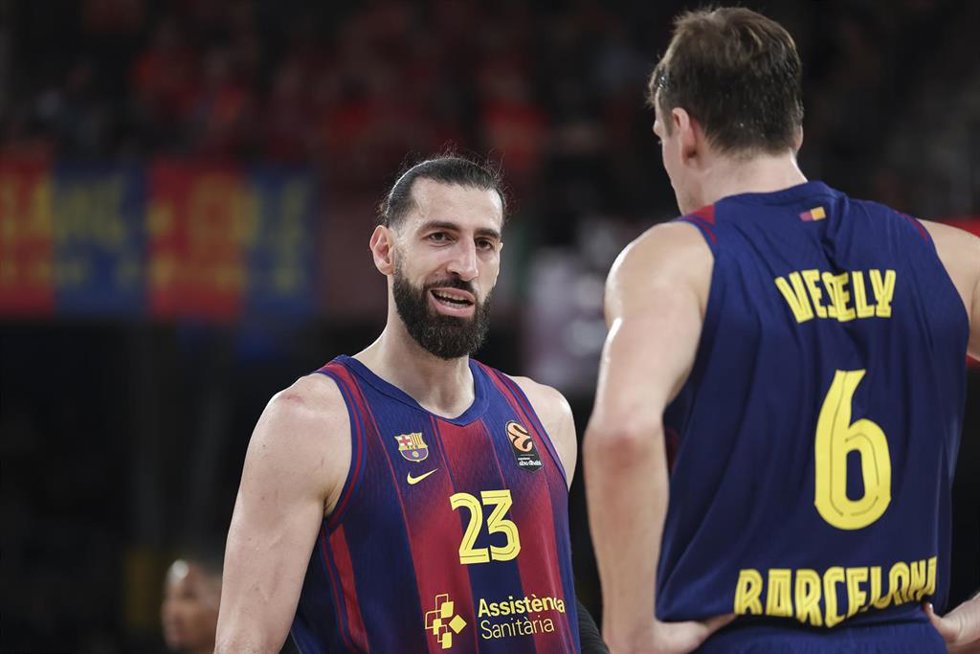 Tornike Shengelia y Jan Vesely del Bara en el partido de Euroliga contra el Real Madrid en el Palau Blaugrana