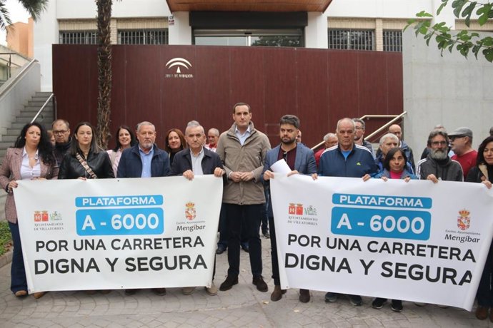 Concentración para exigir el arreglo de la carretera A-6000.