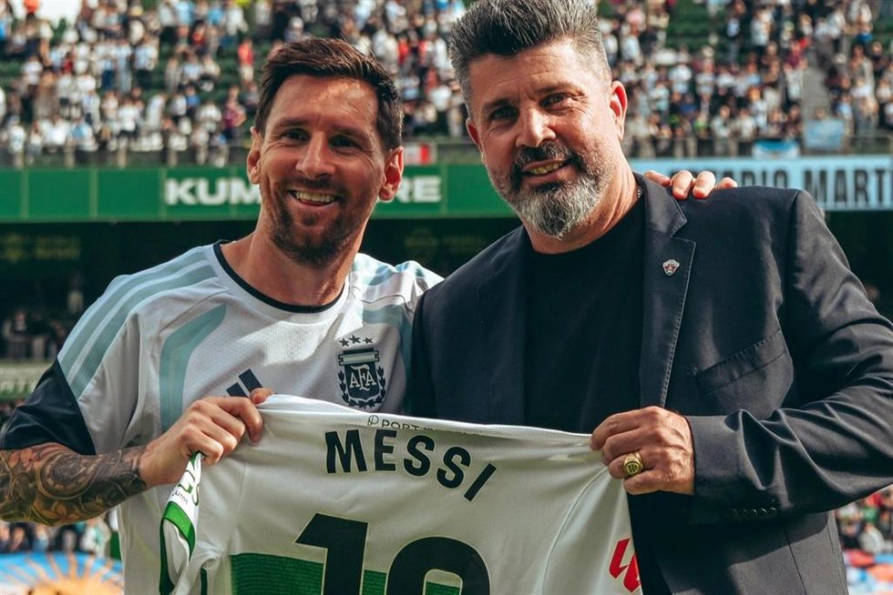 Leo Messi recibe una camiseta de manos de Christian Bragarnik, propietario del Elche CF.