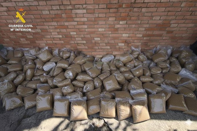 Paquetes de picadura de tabaco de contrabando listos para su envío en una imagen de archivo.