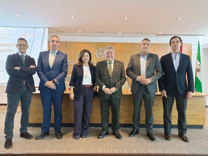 José Carlos Claro, secretario del COAT; Francisco Tato, decano del Colegio de Economistas; Helena Ruiz, presidenta del COAT; Juan Aguilera, gerente de Gaesco; Francisco Torres, responsable de Nedgi y Carlos Iturrate, tesorero del COAT.