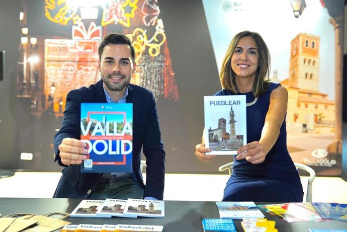 La concejala de Turismo, Eventos y Marca Ciudad, Blanca Jiménez, y el diputado de Empleo, Desarrollo Económico y Reto Demográfico, Roberto Migallón, presentan el expositor del Ayuntamiento y la Diputación de Valladolid en Intur.