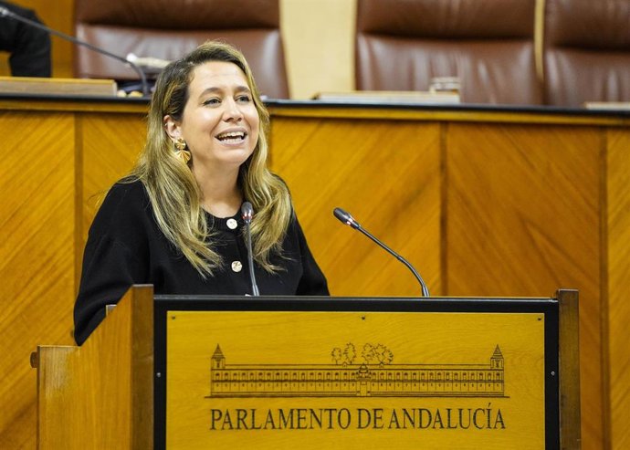 La diputada del Grupo Popular Jessica Trujillo, este jueves en el Pleno del Parlamento en la defensa de la PNL sobre autónomos.