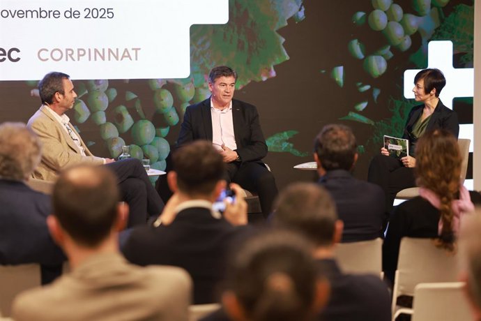 El presidente de Pimec, Antoni Cañete, y el presidente de Corpinnat, Pere Llopart, formalizan la incorporación de la marca a la patronal como socio colectivo