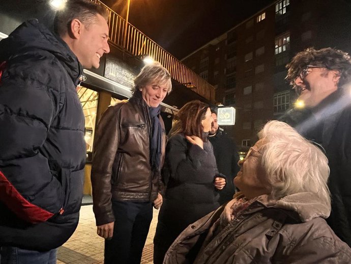 Carlos Martínez, junto al secretario de Organización del PSOE, Daniel de la Rosa, conversan con vecinos.