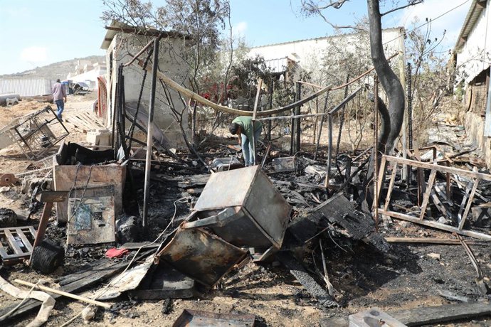 12 de novembro de 2025, Nablus, Cisjordânia, Território Palestino: Palestinos inspecionam veículos e barracas queimados em um campo de gado beduíno e uma fábrica de laticínios após um ataque de colonos judeus a oeste de Nablus, na Cisjordânia, em 12 de no