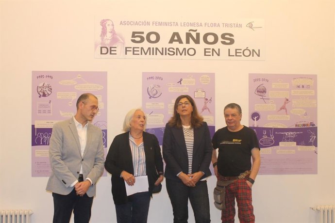 De izquierda a derecha, el director del área de Cultura de la ULE, Iván Rega; la representante de la asociación feminista Flora Tristán Carmen Carlón; la vicerrectora de la ULE Raquel Domínguez y el artista leonés Juan Rafael.
