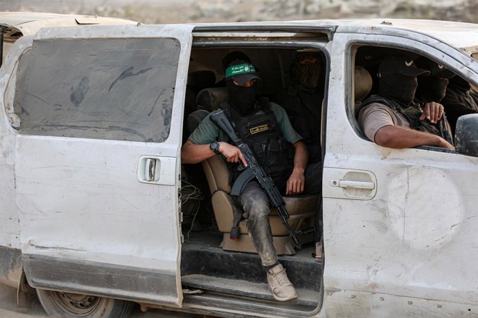 November 12, 2025, Gaza City, Gaza Strip, Palestinian Territory: Search operations to recover the bodies of Israeli hostages as part of the ceasefire and hostage exchange agreement between Hamas and Israel are conducted by members of Hamasâ€s military win