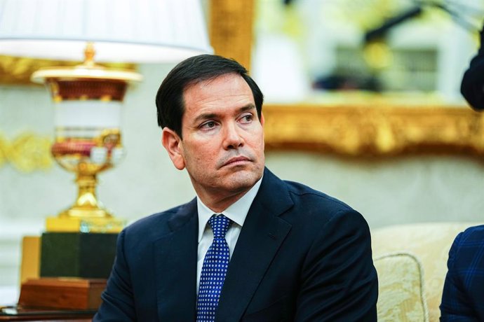 22 de outubro de 2025, Washington, Distrito de Columbia, EUA: O secretário de Estado dos Estados Unidos, Marco Rubio, observa enquanto o presidente dos EUA, Donald J. Trump, se reúne com Mark Rutte, secretário-geral da Organização do Tratado do Atlântico 