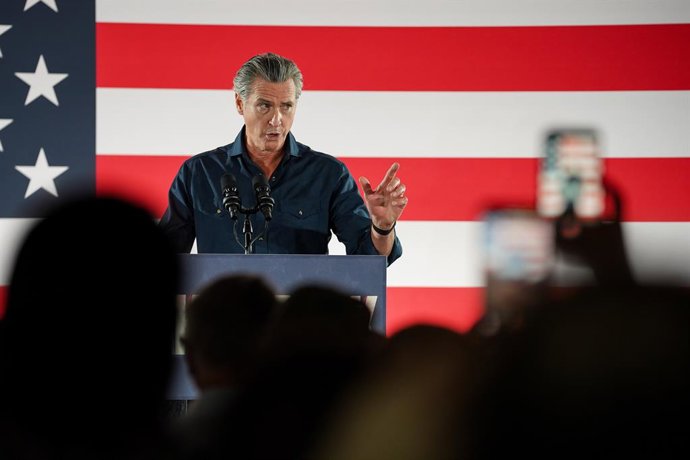 8 de novembro de 2025, Houston, Texas, EUA: O governador da Califórnia, Gavin Newsom, discursa para os apoiadores em seu comício "Take It Back" em Houston, Texas, em 8 de novembro de 2025.