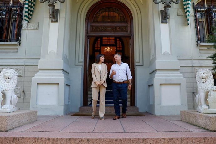 La portavoz nacional del BNG, Ana Pontón, junto con el presidente de Uruguay, Yamandú Orsi.