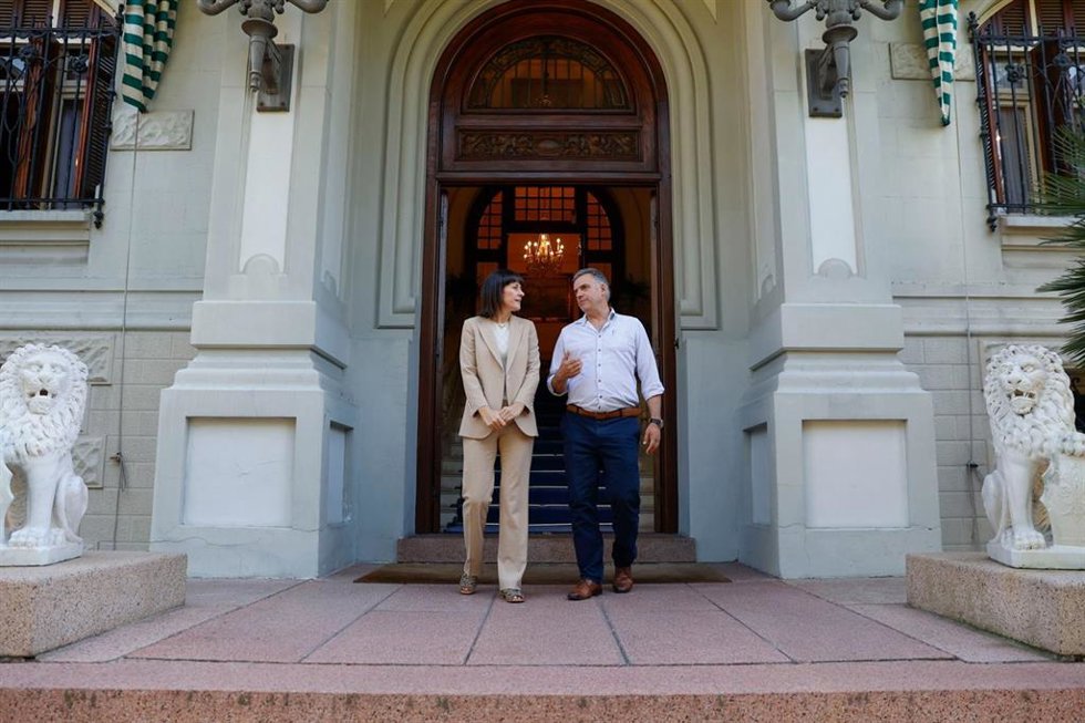 La portavoz nacional del BNG, Ana Pontón, junto con el presidente de Uruguay, Yamandú Orsi.