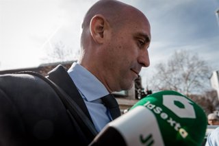 Archivo - El expresidente de la Real Federación Española de Fútbol (RFEF) Luis Rubiales sale de una nueva jornada del juicio contra Rubiales, en la Audiencia Nacional de San Fernando de Henares, a 13 de febrero de 2025, en San Fernando de Henares, Madrid 