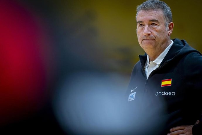 El seleccionador nacional femenino de baloncesto, Miguel Méndez