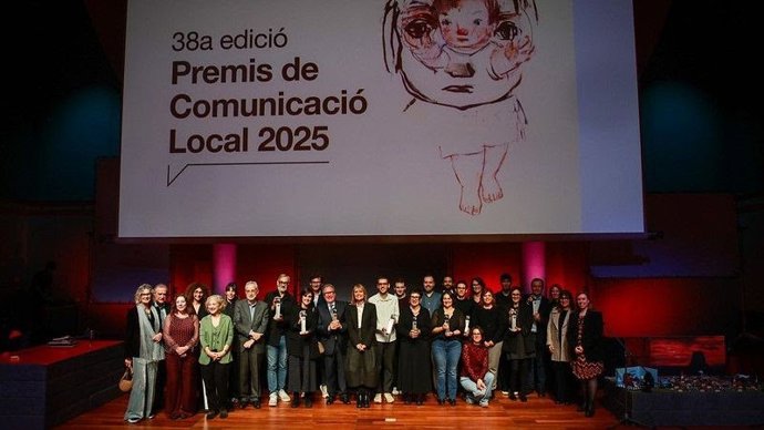Foto de familia de los 38 Premis de Comunicació Local, en el Paraninf de la Diputación de Barcelona