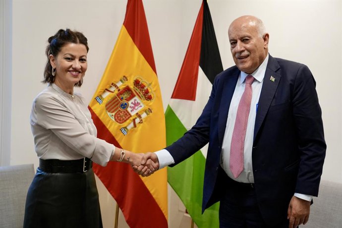 La ministra de Juventud e Infancia, Sira Rego, y el ministro palestino de Juventud y Deportes, Jibril Rajoub