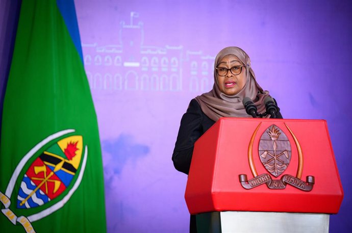 Archivo - 31 October 2023, Tanzania, Dar es Salaam: President of Tanzania Samia Suluhu Hassan speaks at a press conference with German President Frank-Walter Steinmeier (not pictured) after their talks at State House. President Steinmeier is visiting the 